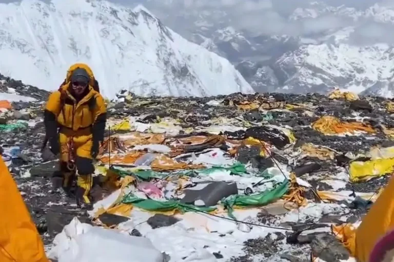 overtourism-waste-trash-everest